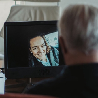 Familieskærmen KOMP - Del billeder, videosamtale eller send beskeder